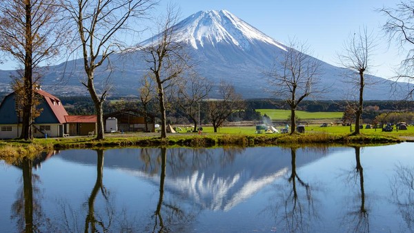Saat musim gugur pun panorama Gunung Fuji sanggup membuat Anda takjub. Refleksi yang dihasilkan dari Perkemahan Fumotoppara, Shizuoka, membuat suasana sangat syahdu. Saat musim gugur pun panorama Gunung Fuji sanggup membuat Anda takjub. Refleksi yang dihasilkan dari Perkemahan Fumotoppara, Shizuoka, membuat suasana sangat syahdu.