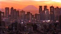 Gunung Fuji terlihat mengintip dari celah deretan gedung bertingkat di kawasan Shinjuku, Tokyo. Ya, pesonanya malah semakin keren. Setuju?