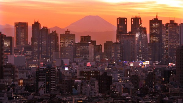 Gunung Fuji terlihat mengintip dari celah deretan gedung bertingkat di kawasan Shinjuku, Tokyo. Ya, pesonanya malah semakin keren. Setuju?