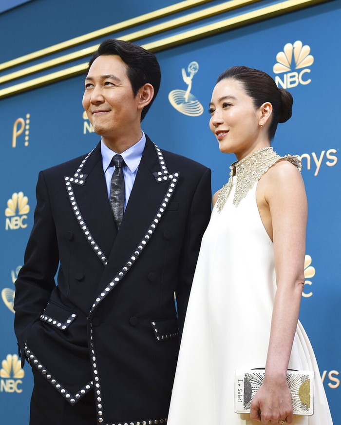 Lee Jung Jae dan Im Se Ryung Lee Jung-jae, left, and Lim Se-ryung arrive at the 74th Emmy Awards on Monday, Sept. 12, 2022 at the Microsoft Theater in Los Angeles. (Photo by Jordan Strauss/Invision for the Television Academy/AP Images)