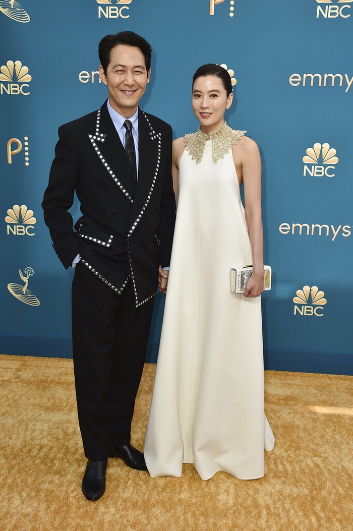 Lee Jung Jae dan Im Se Ryung Lee Jung-jae, left, and Lim Se-ryung arrive at the 74th Emmy Awards on Monday, Sept. 12, 2022 at the Microsoft Theater in Los Angeles. (Photo by Jordan Strauss/Invision for the Television Academy/AP Images)