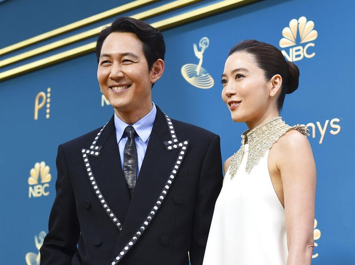 Lee Jung-jae, left, and Lim Se-ryung arrive at the 74th Emmy Awards on Monday, Sept. 12, 2022 at the Microsoft Theater in Los Angeles. (Photo by Jordan Strauss/Invision for the Television Academy/AP Images)