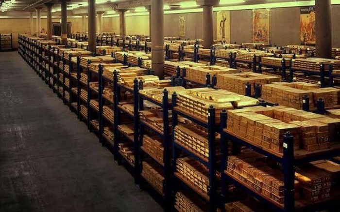 Ratu Elizabeth II dan Pangerang Philip memeriksa ruang penyimpanan emas dalam kunjungannya ke Bank of England di London, Inggris.