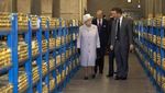 Lihat Lagi Saat Ratu Elizabeth Susuri Cadangan Emas Inggris