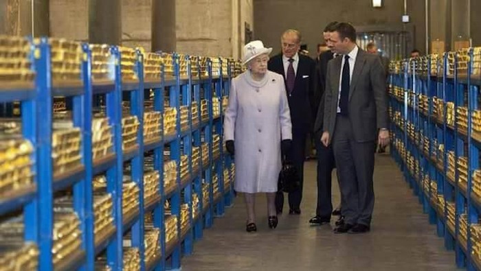 Ratu Elizabeth II dan Pangerang Philip memeriksa ruang penyimpanan emas dalam kunjungannya ke Bank of England di London, Inggris.