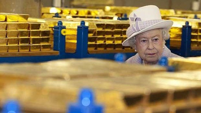 Lihat Lagi Saat Ratu Elizabeth Inspeksi Gudang Emas Punya Bank Inggris Ratu Elizabeth II dan Pangerang Philip memeriksa ruang penyimpanan emas dalam kunjungannya ke Bank of England di London, Inggris.
