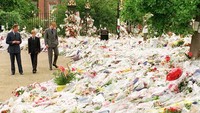 Pangeran William, Pangeran Harry dan Pangeran Charles berjalan di samping lautan bunga duka cita untuk Diana Spencer, di depan Kensington Palace, September, 1997. Dilansir dari CNN, pejabat setempat memperkirakan jumlah karangan bunga untuk mengenang Putri Diana mencapai 10-15 ton, termasuk 60 juta bunga yang tidak dirangkai.  (Anwar Hussein/WireImage)