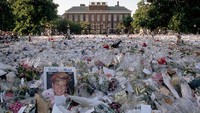 Halaman Istana Kensington berisi karangan bunga buket maupun bunga tanpa dirangkai untuk mengenang Diana Spencer. Saat Putri Diana yang meninggal pada 31 Agustus 1997, masyarakat Inggris berbondong-bondong ke Kensington dan Istana Buckingham untuk meletakkan bunga, hadiah dan kartu ucapan duka.  (Liba Taylor/Corbis/Getty Images)