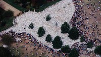 Foto udara menunjukkan lautan karanga bunga memenuhi halaman luar Istana Kensington, 1997. Banjir karangan bunga saat kematian Putri Diana ini menjadi momen bersejarah yang pernah terjadi di dunia.  (Peter Turnley/Corbis/VCG/Getty Images)