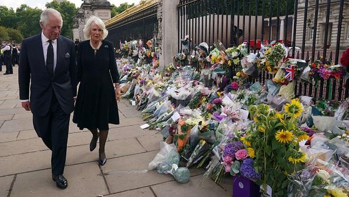 Lihat Lagi Taburan Bunga Untuk Diana, Disebut Lebih 'Banjir' dari Ratu Elizabeth II