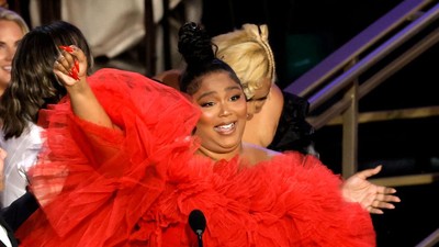 8 Foto Lizzo yang Dedikasikan Piala Emmy Buat Gadis Bertubuh Besar