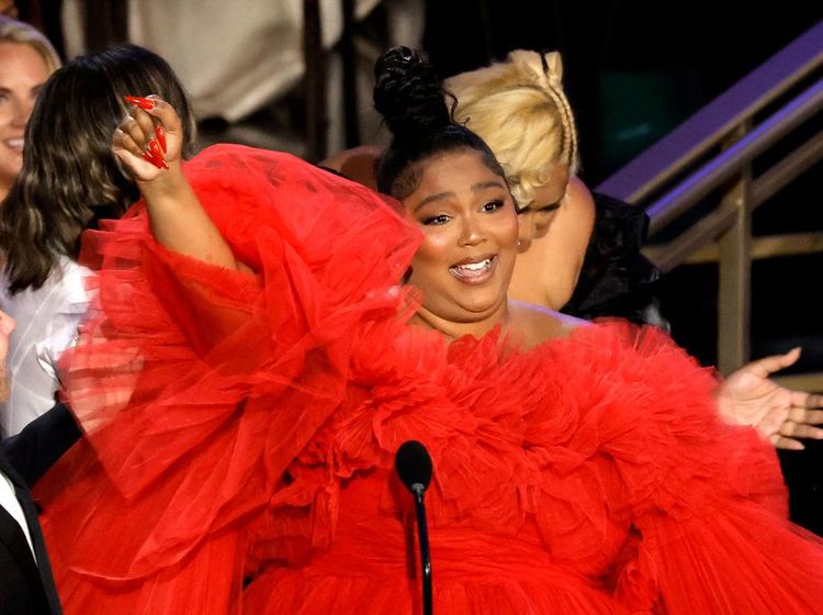 8 Foto Lizzo yang Dedikasikan Piala Emmy Buat Gadis Bertubuh Besar
