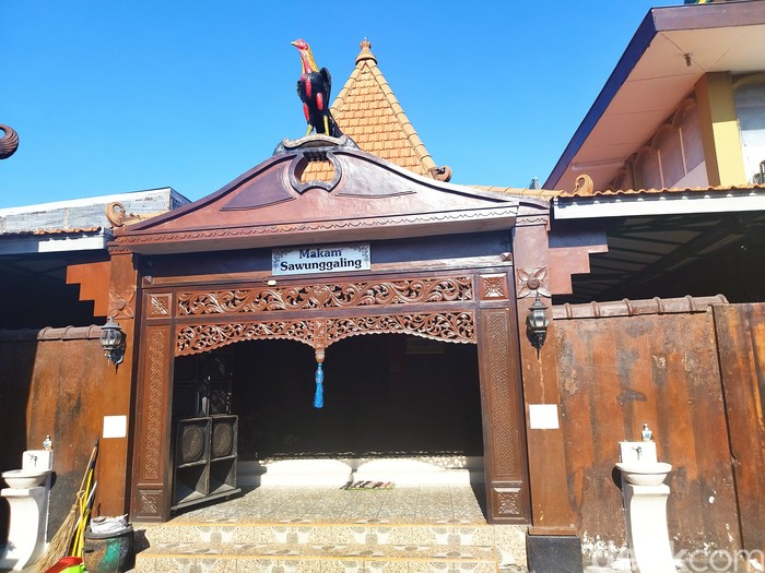 Makam Raden Sawunggaling berada di Jalan Lidah Wetan Gang III, Kelurahan Lidah Wetan, Kecamatan Lakarsantri. Apakah detikers pernah ke sana?