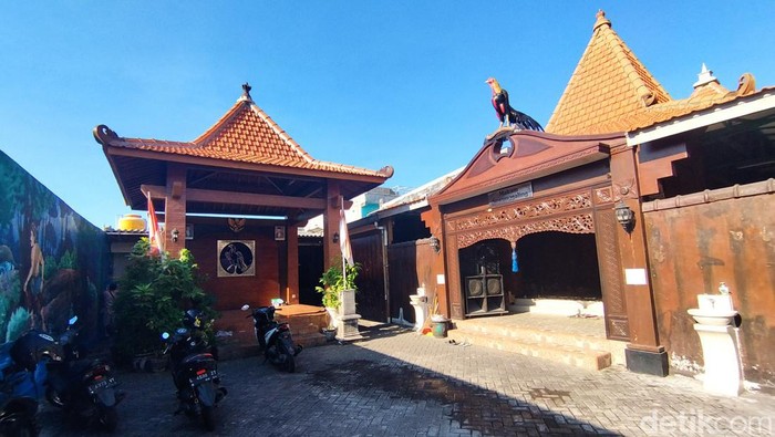 Makam Raden Sawunggaling berada di Jalan Lidah Wetan Gang III, Kelurahan Lidah Wetan, Kecamatan Lakarsantri. Apakah detikers pernah ke sana?