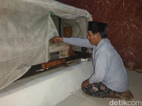 Makam Raden Sawunggaling berada di Jalan Lidah Wetan Gang III, Kelurahan Lidah Wetan, Kecamatan Lakarsantri. Apakah detikers pernah ke sana?
