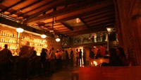Terletak di kota Denver, ada restoran Mario’s Double Daughter’s Salotto yang dikabarkan berhantu. Dengan suasana remang, makan di sini jadi semakin seru. Foto: Pool/Site