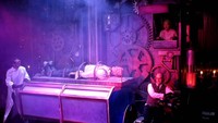  Makan di kota New York, ada restoran Jekyll and Hyde Club yang punya nuansa seram. Lengkap dengan hiasan piramida, tengkorak, hingga pertunjukan musik yang tak kalah mencengangkan. Foto: Pool/Site