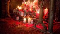 Masuk ke restoran Old Devil Moon di San Francisco. Pengunjung akan disambut dengan area pemujaan berisi lilin, hingga nuansa seram dari besi-besi tua di sana. Foto: Pool/Site