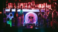 Di kota Portland, ada The Lovecraft Bar. Tempat ini berisi tempat dansa dan bar berhantu dengan dekorasi tengkorak, peti mati, hingga gurita.  Foto: Pool/Site