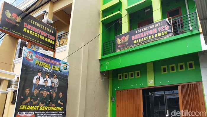 Markas Batalyon 120 Makassar digerebek Tim Poda Sulsel pada Minggu (11/9/2022). Polisi menemukan 164 anak busur panah, 4 bilah parang, hingga 38 botol miras kosong.