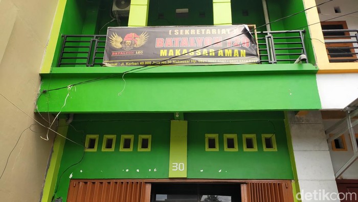 Markas Batalyon 120 Makassar digerebek Tim Poda Sulsel pada Minggu (11/9/2022). Polisi menemukan 164 anak busur panah, 4 bilah parang, hingga 38 botol miras kosong.