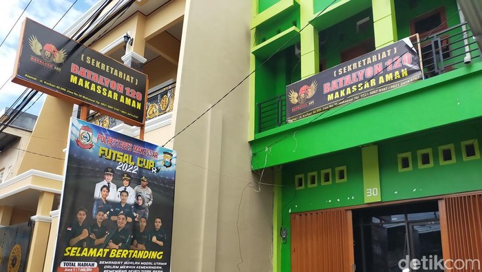 Markas Batalyon 120 Makassar digerebek Tim Poda Sulsel pada Minggu (11/9/2022). Polisi menemukan 164 anak busur panah, 4 bilah parang, hingga 38 botol miras kosong.