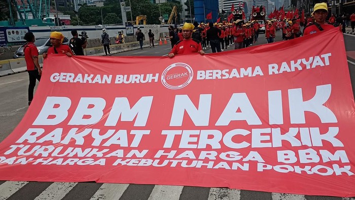 Massa buruh menggelar demonstrasi tolak BBM naik di Patung Kuda, Jakpus (Adrial-detikcom)