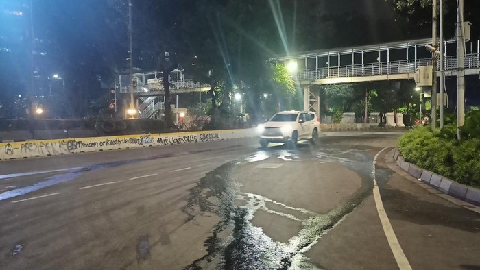 Massa Demonstran kenaikan harga BBM telah bubar. Jl Medan Merdeka Barat kembali dibuka.