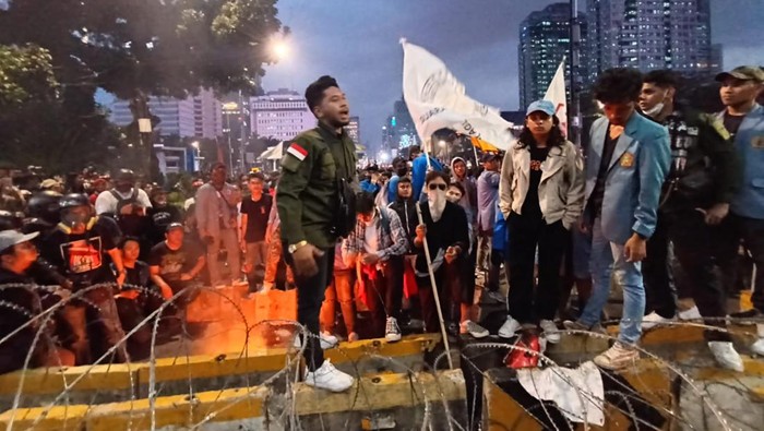 Massa demonstrasi BBM naik belum membubarkan diri