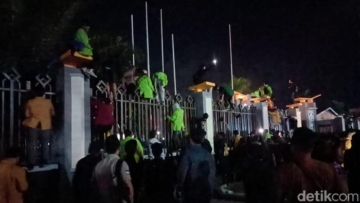 Massa mahasiswa demo harga BBM memanjat pagar Gedung DPRD Kaltim.
