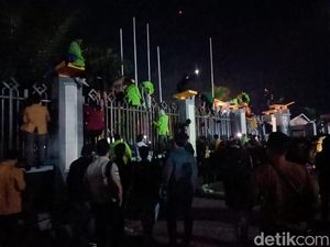 Demo BBM di Samarinda Kian Panas, Mahasiswa Panjat Pagar DPRD Kaltim