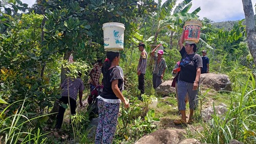 Masyarakat Banjar Dinas Bukit Catu, Desa Seraya Timur saat mencari sumber mata air bersih ke Bukit Kejumas dengan menempuh jarak 3 kilometer dengan melewati bukit dan jurang
