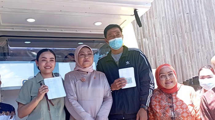 Menaker Ida Fauziah menyalurkan BSU di salah satu pusat oleh-oleh di kawasan Kecamatan Kuta, Kabupaten Badung, Bali, Selasa (13/9/2022).