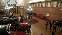 Warga mendatangi replika Istana Buckingham di Museum Angkut, kota Batu, Jawa Timur, Minggu (11/9/2022). Museum tersebut ramai dikunjungi terutama di replikai Istana Buckingham setelah berita meninggalnya Ratu Inggris. Di Area tersebut terdapat puluhan kendaraan roda dua dan roda 4 yang menjadi koleksi keluarga kerajaan Inggris.