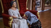 Pengunjung sungkem dengan patung Ratu Elizabeth II. Museum Angkut Batu menyimpan sejumlah koleksi mobil seremonial Land Rover dan Bentley Mark yang digunakan Ratu Elizabeth saat berkunjung ke Australia pada tahun 1954. Selain itu juga menyimpan Rolls Royce seri Phantom V yang menjadi favorit Ratu Elizabeth II hingga dikendarai oleh John Lennon.
