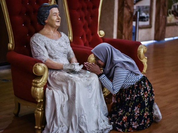 Pengunjung sungkem dengan patung Ratu Elizabeth II. Museum Angkut Batu menyimpan sejumlah koleksi mobil seremonial Land Rover dan Bentley Mark yang digunakan Ratu Elizabeth saat berkunjung ke Australia pada tahun 1954. Selain itu juga menyimpan Rolls Royce seri Phantom V yang menjadi favorit Ratu Elizabeth II hingga dikendarai oleh John Lennon. Pengunjung sungkem dengan patung Ratu Elizabeth II. Museum Angkut Batu menyimpan sejumlah koleksi mobil seremonial Land Rover dan Bentley Mark yang digunakan Ratu Elizabeth saat berkunjung ke Australia pada tahun 1954. Selain itu juga menyimpan Rolls Royce seri Phantom V yang menjadi favorit Ratu Elizabeth II hingga dikendarai oleh John Lennon.