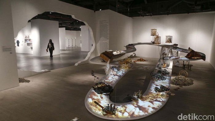 Pameran Distrik Seni x Sarinah Season Dua di Lt 6 Gedung Sarinah, Jakarta. Pameran karya seni kontemporer ini mengambil tema 'berkelanjutan'.