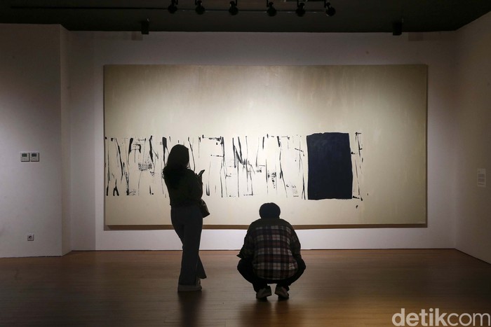 Menikmati Beragam Karya Seni Kontemporer di Gedung Sarinah Pameran Distrik Seni x Sarinah Season Dua di Lt 6 Gedung Sarinah, Jakarta. Pameran karya seni kontemporer ini mengambil tema 'berkelanjutan'.