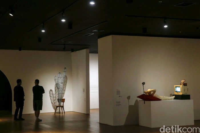 Menikmati Beragam Karya Seni Kontemporer di Gedung Sarinah Pameran Distrik Seni x Sarinah Season Dua di Lt 6 Gedung Sarinah, Jakarta. Pameran karya seni kontemporer ini mengambil tema 'berkelanjutan'.