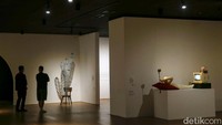 Pengunjung tengah menyaksikan pameran seni di pameran Distrik Seni x Sarinah, yang berlangsung di Lantai 6 Gedung Sarinah, kawasan Thamrin, Jakarta Pusat.  Foto: Grandyos Zafna