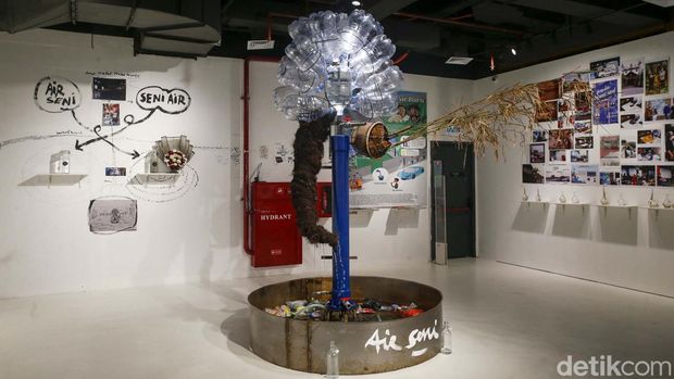 Pameran Distrik Seni x Sarinah Season Dua di Lt 6 Gedung Sarinah, Jakarta. Pameran karya seni kontemporer ini mengambil tema 'berkelanjutan'.
