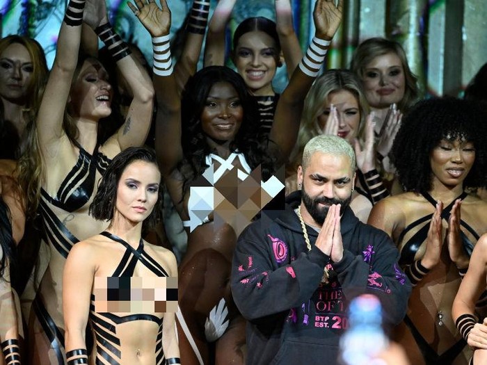 Model Pakai Selotip di New York Fashion Week 2022 Model Pakai Selotip di New York Fashion Week 2022