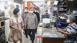 Momen Hironori Kamezawa Lawatan ke Pasar Pagi Mangga Dua