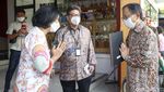Momen Hironori Kamezawa Lawatan ke Pasar Pagi Mangga Dua