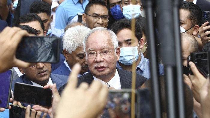 Former Malaysian Prime Minister Najib Razak, center, speaks to supporters outside at Court of Appeal in Putrajaya, Malaysia Tuesday, Aug. 23, 2022. Malaysia’s top court has upheld Najib’s conviction and 12-year jail sentence in a graft case linked to the looting of the 1MDB state fund. Najib’s loss in his final appeal means he will have to begin serving his sentence immediately, becoming the first former prime minister to be jailed. (AP Photo)