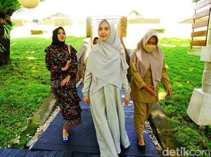Ustazah Oki Setiana Dewi Menikmati Kunjungannya ke Banyuwangi