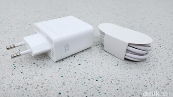 Charger Super VOOC 80W dan kabel charger masih diberikan. Foto: Adi Fida Rahman/detikINET