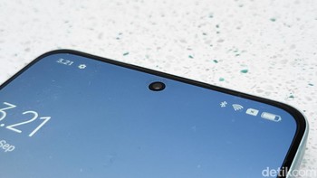 Sementara di bagian depan terdapat kamera 32 MP dengan sensor IMX709 RGBW generasi baru. Foto: Adi Fida Rahman/detikINET