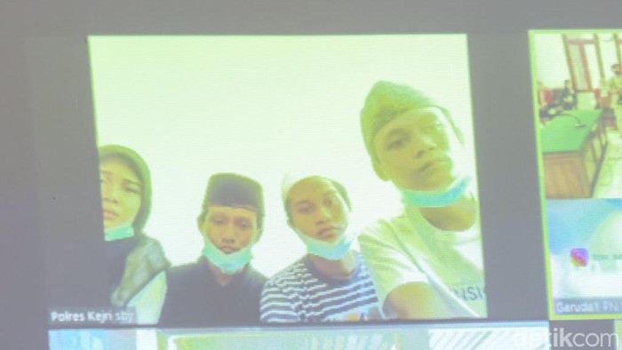 Para terdakwa saat mengikuti sidang di PN Surabaya