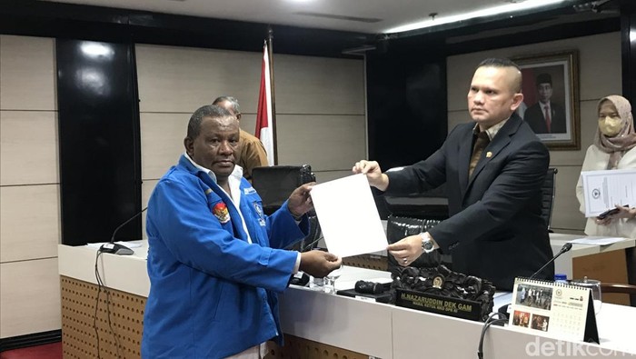 Pelaporan terhadap Effendi Simbolon ke MKD DPR (Rolando Fransiscus Sihombing/detikcom).